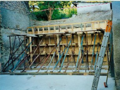 Foto Errichtung einer Betonmauer